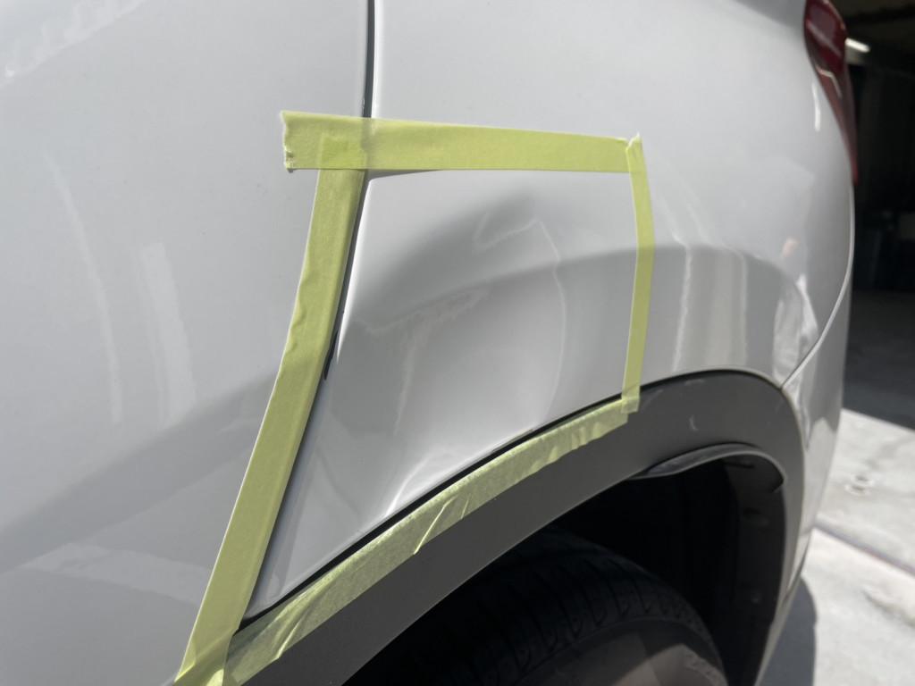  ＢＭＷ　Ｘ１ へこみ修理前