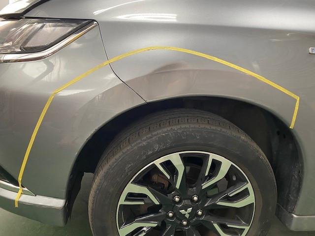  アウトランダーＰＨＥＶ へこみ修理前