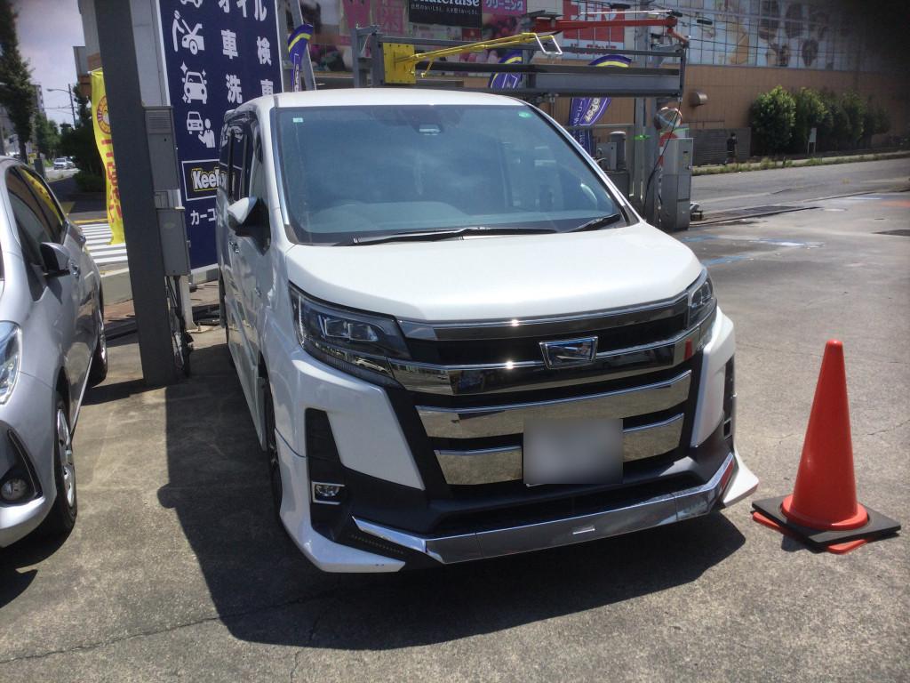 トヨタ ノア　ハイブリッド バンパー へこみ