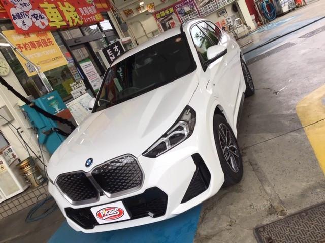 ＢＭＷ ＢＭＷ　ｉＸ１ バンパー へこみ