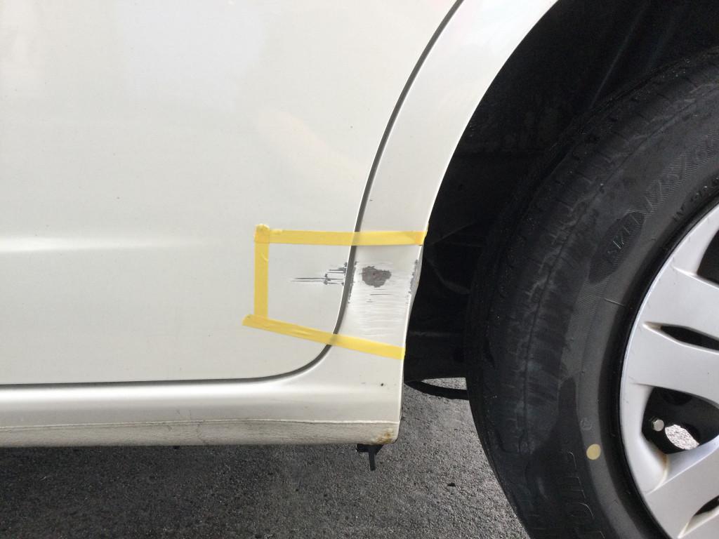  フィット へこみ修理前