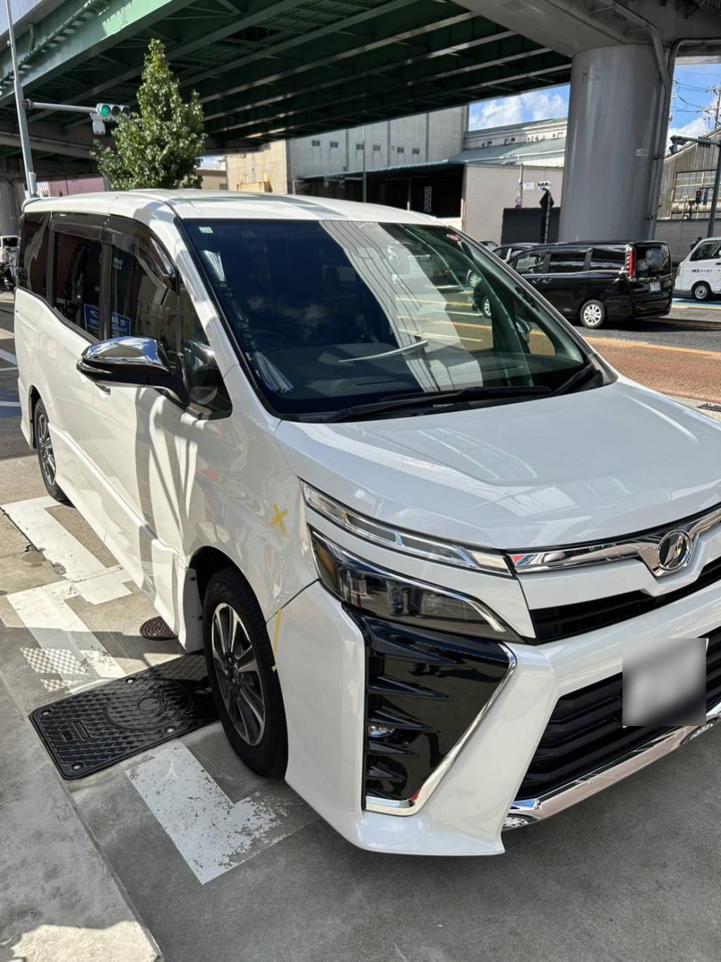 トヨタ ヴォクシー バンパー へこみ