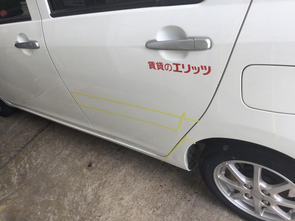  ミラ　イース へこみ修理前