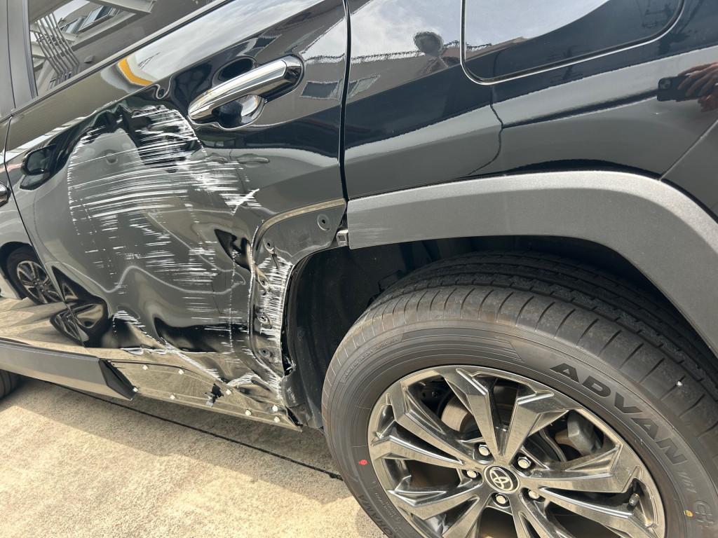  ＲＡＶ４ へこみ修理前