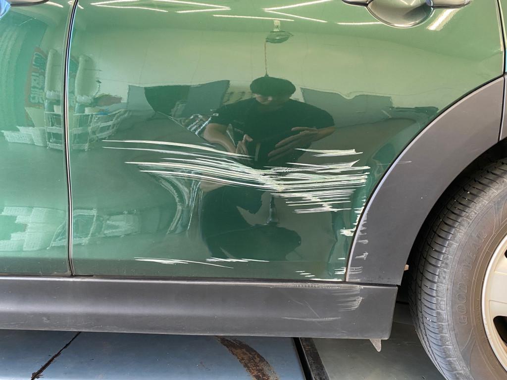  ＢＭＷ　ミニ エグレ修理前