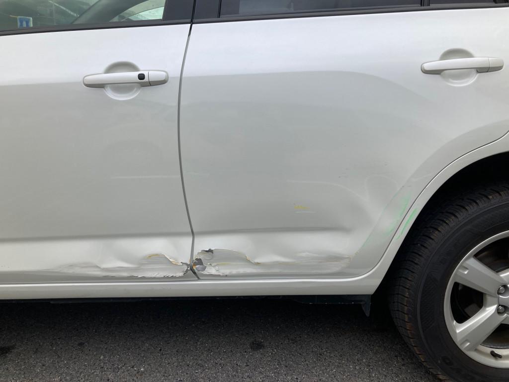  ＲＡＶ４ へこみ修理前