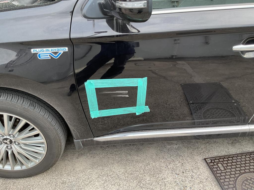  アウトランダーＰＨＥＶ へこみ修理前