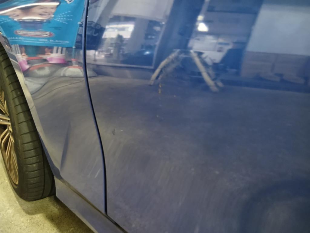  ＢＭＷ　３シリーズ へこみ修理前