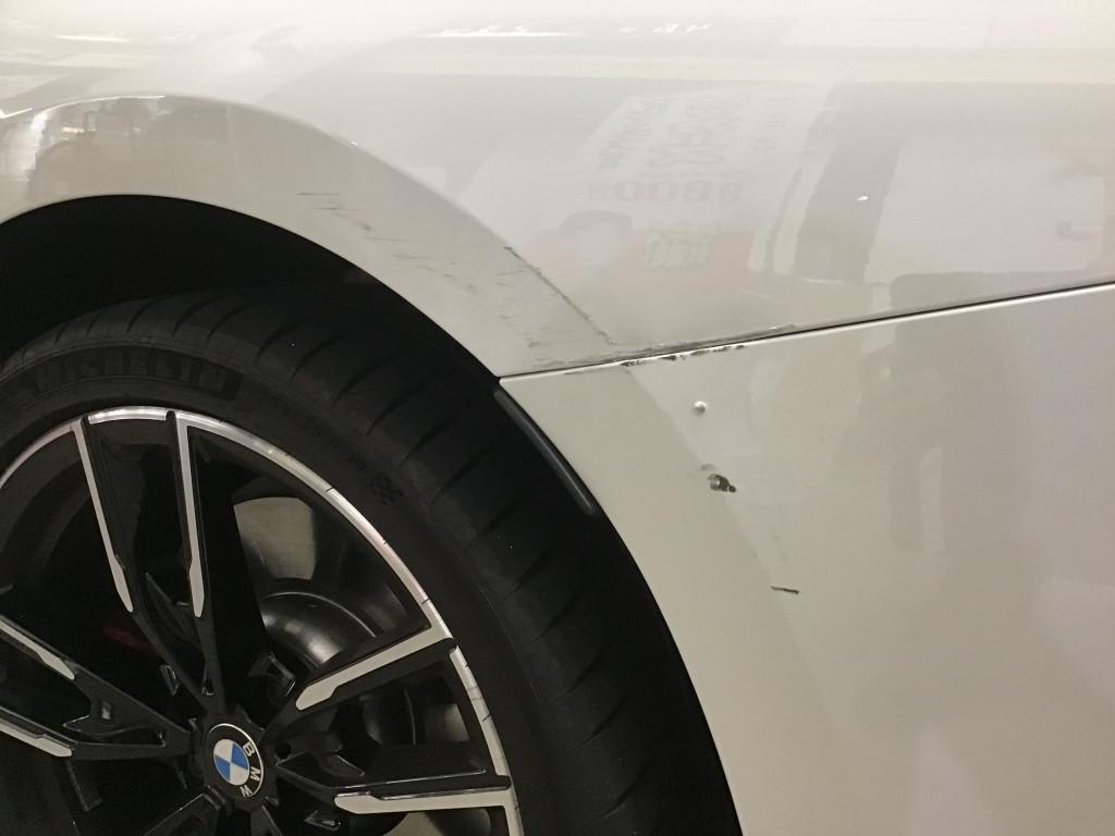  ＢＭＷ　３シリーズ へこみ修理前