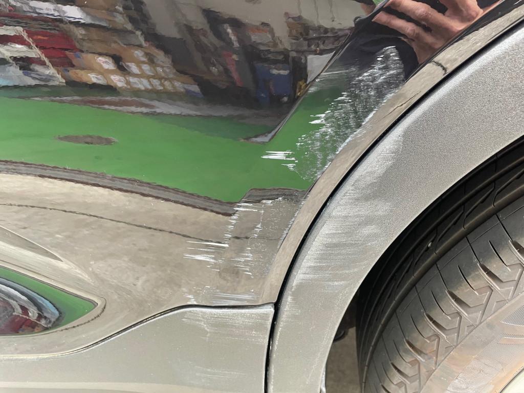  ボルボ　ＸＣ４０ 線キズ修理前