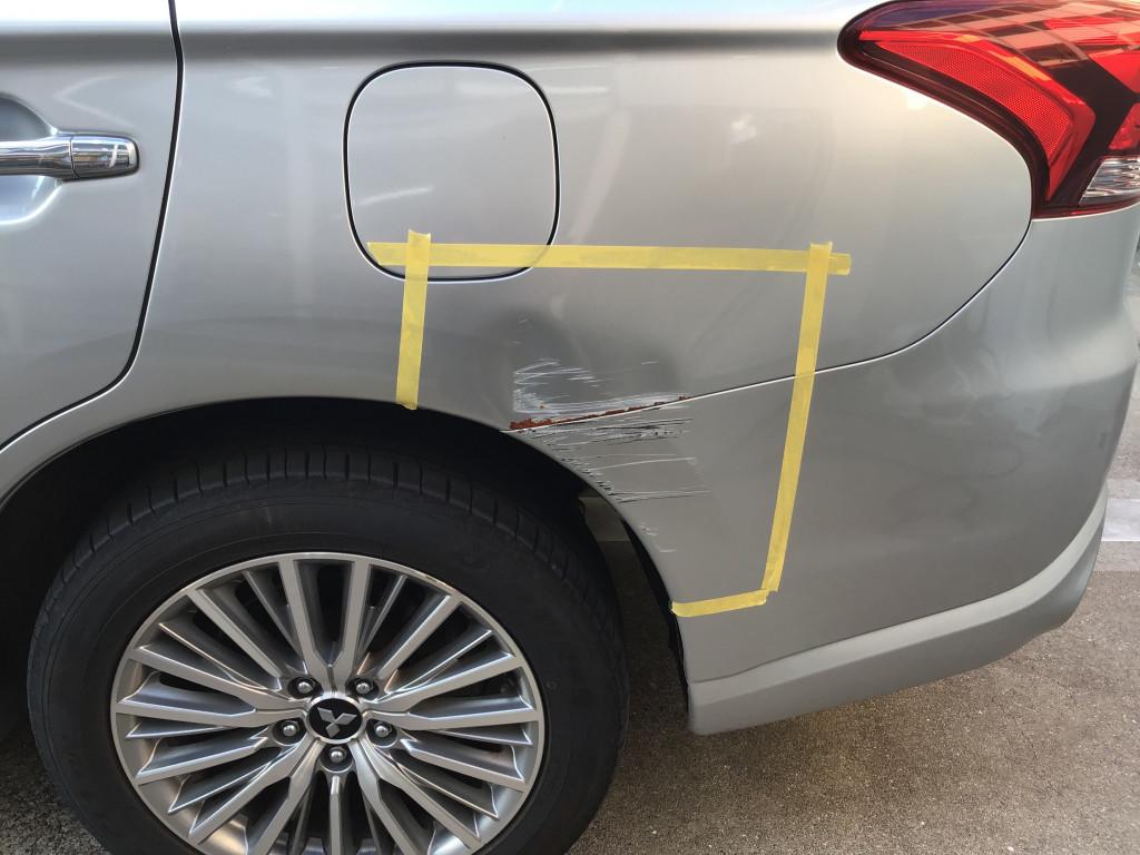  アウトランダーＰＨＥＶ へこみ修理前