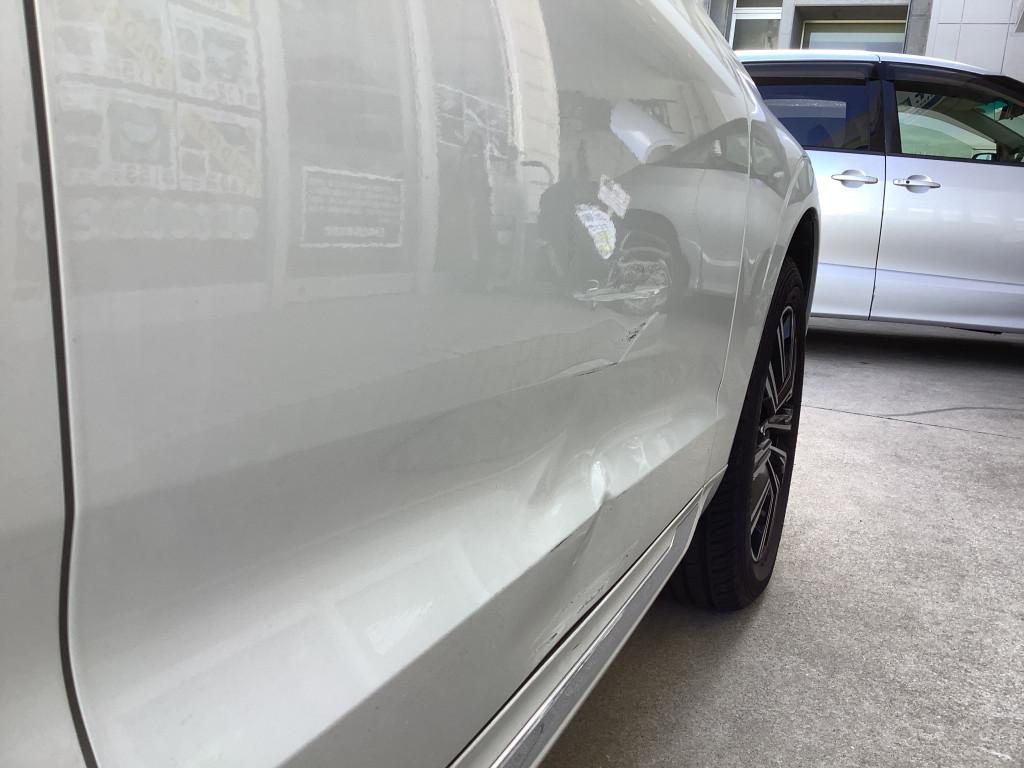  ボルボ　ＸＣ４０ へこみ修理前