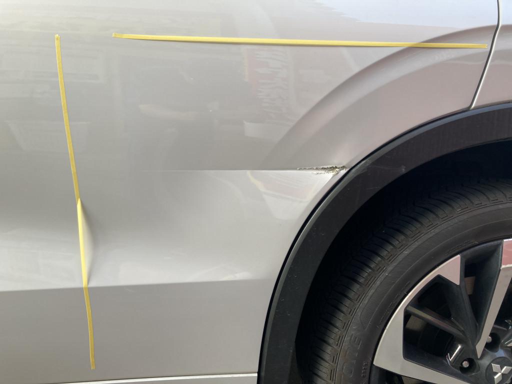  アウトランダーＰＨＥＶ へこみ修理前