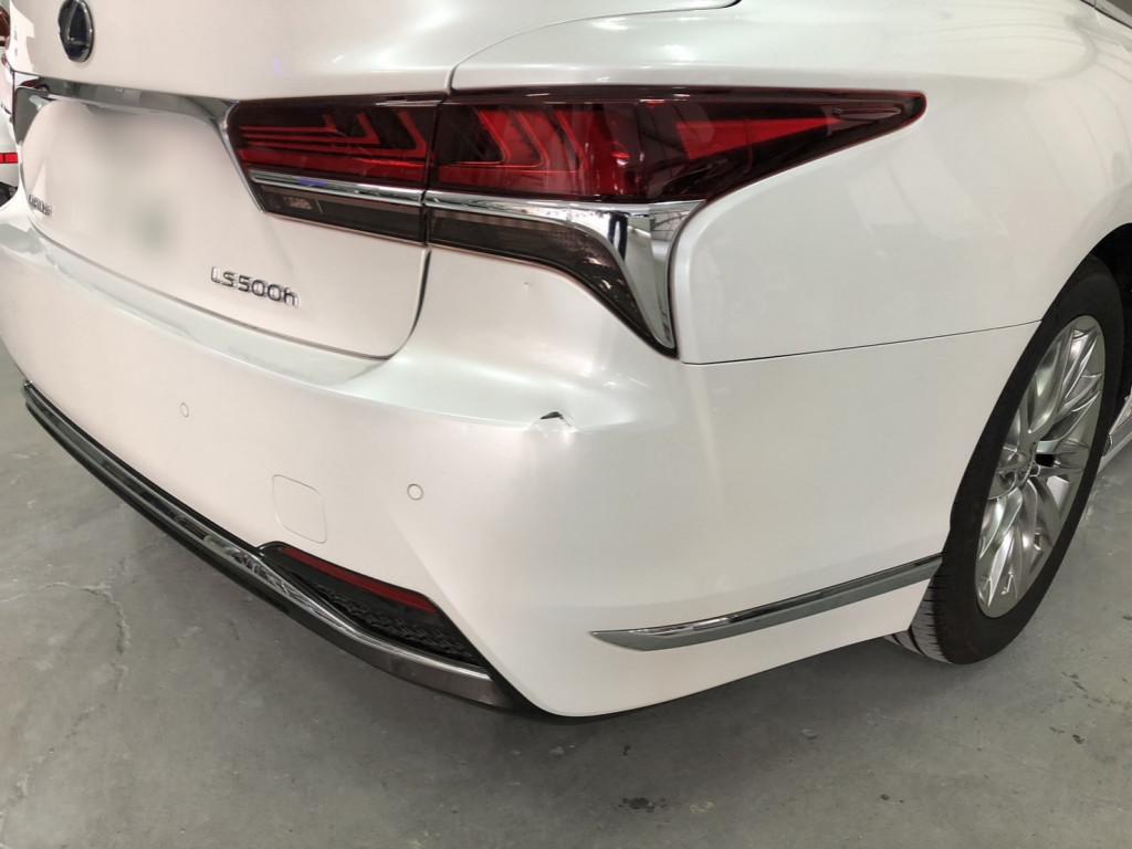  レクサス　ＬＳ５００ｈ へこみ修理前