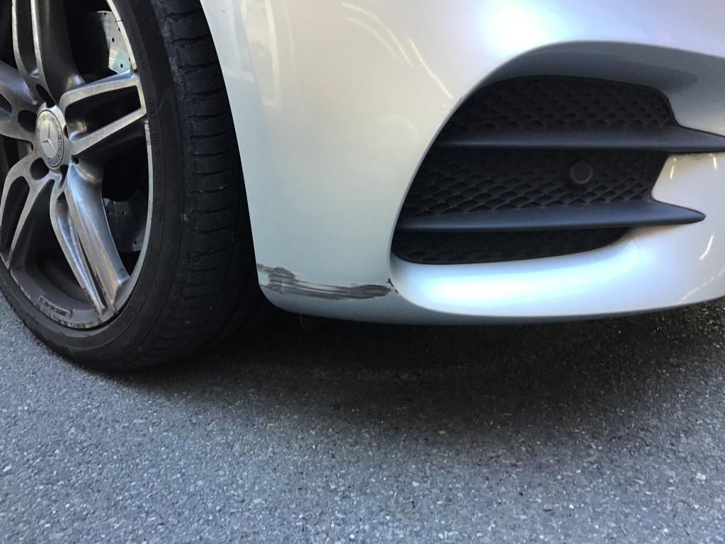  メルセデスベンツ　Ｅクラス へこみ修理前