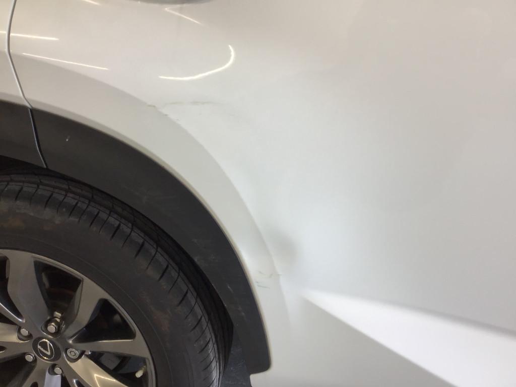  レクサス　ＮＸ３００ｈ へこみ修理前