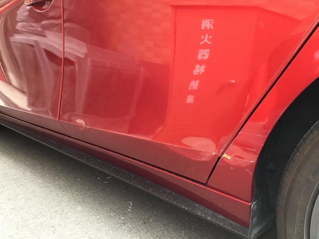  ＭＡＺＤＡ３　ファストバック へこみ修理前