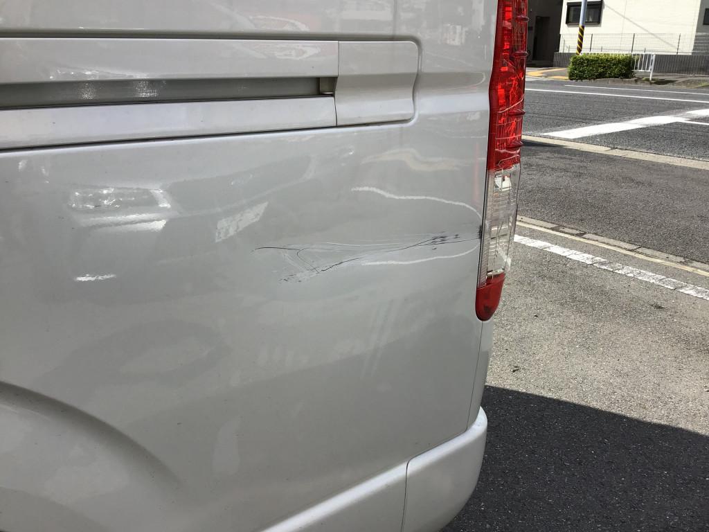  ハイエースバン へこみ修理前