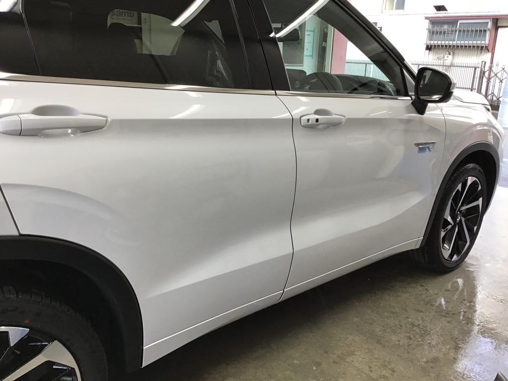  アウトランダーＰＨＥＶ へこみ修理後