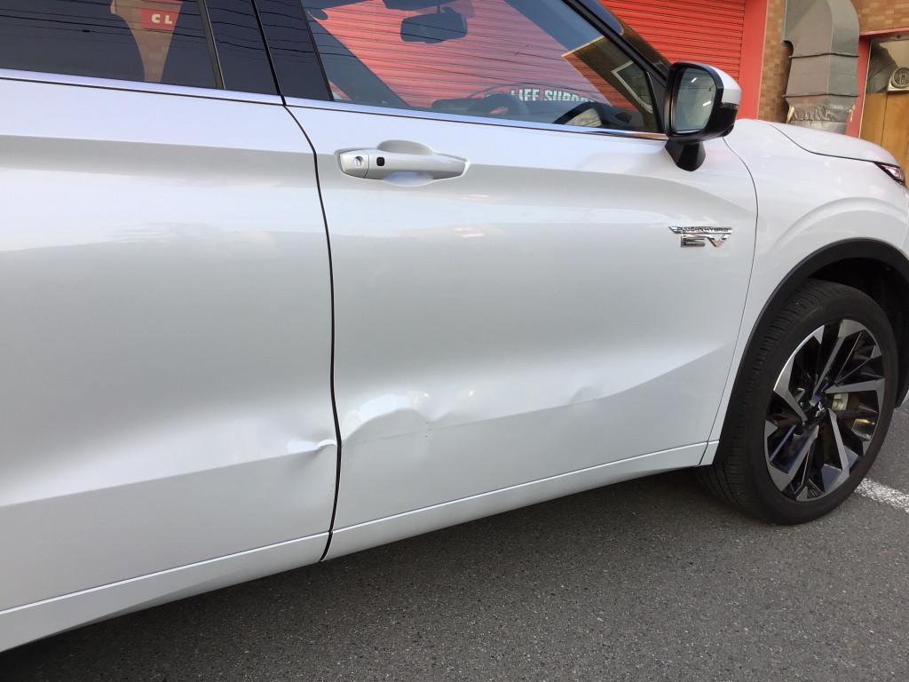  アウトランダーＰＨＥＶ へこみ修理前
