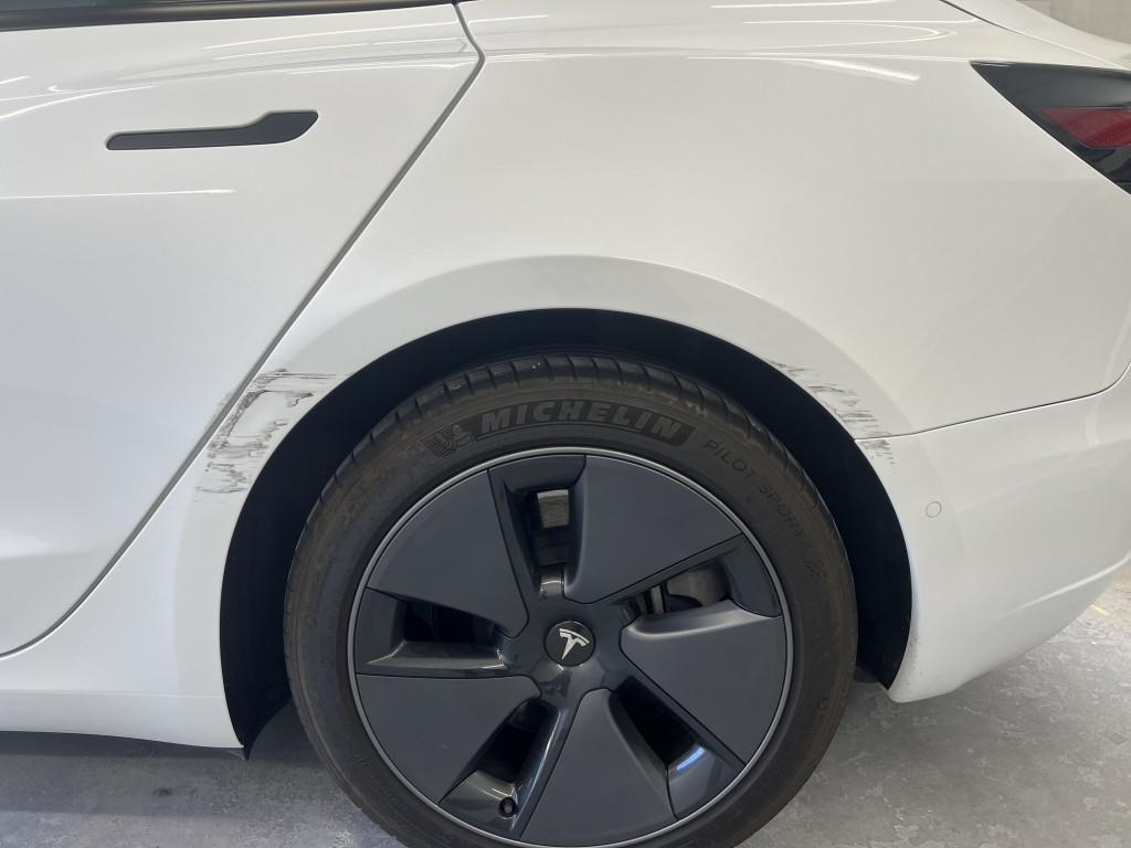  テスラ　モデル３ へこみ修理前