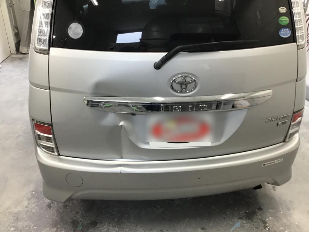  アイシス へこみ修理前